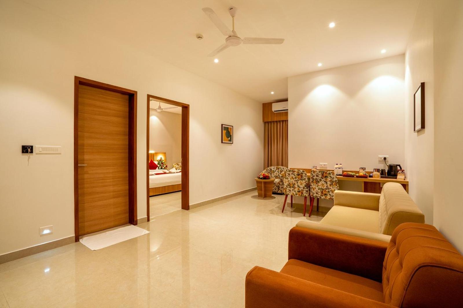 Hotel Grand Avenue Pambadi Экстерьер фото