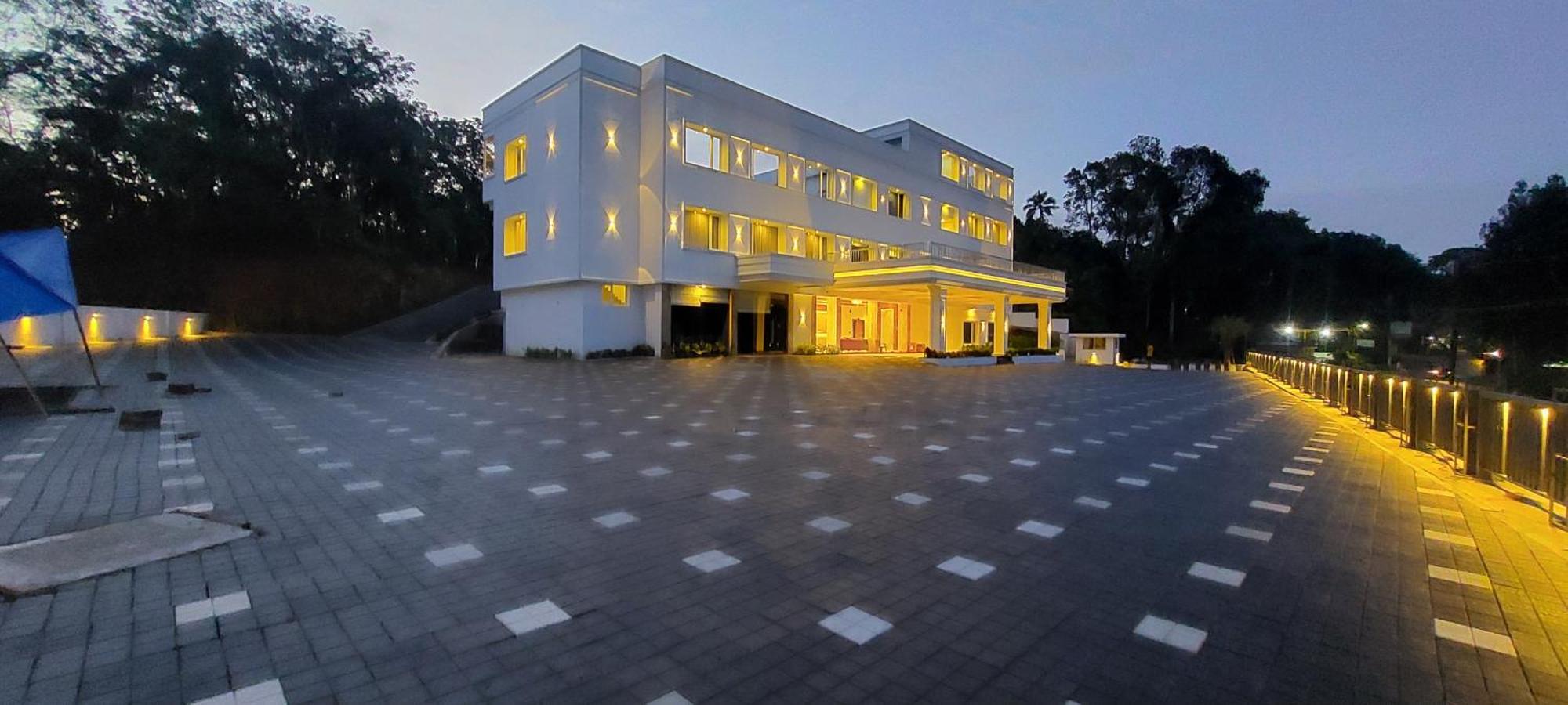 Hotel Grand Avenue Pambadi Экстерьер фото